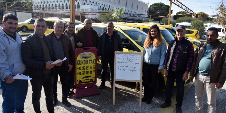 Taksiciler durakta müşteri beklerken İngilizce öğreniyor