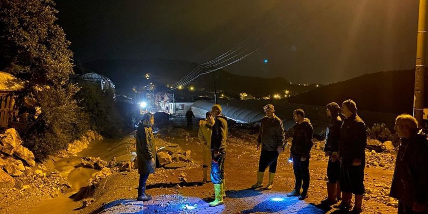 Antalya'nın iki ilçesinde sel felaketi; otomobiller sürüklendi, seralar su altında kaldı (6)