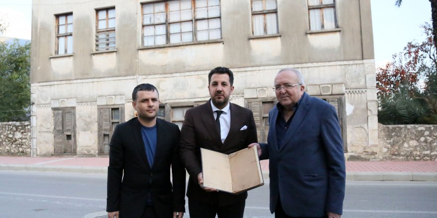 200 yıllık evin çatısından Osmanlıca kayıt defteri çıktı