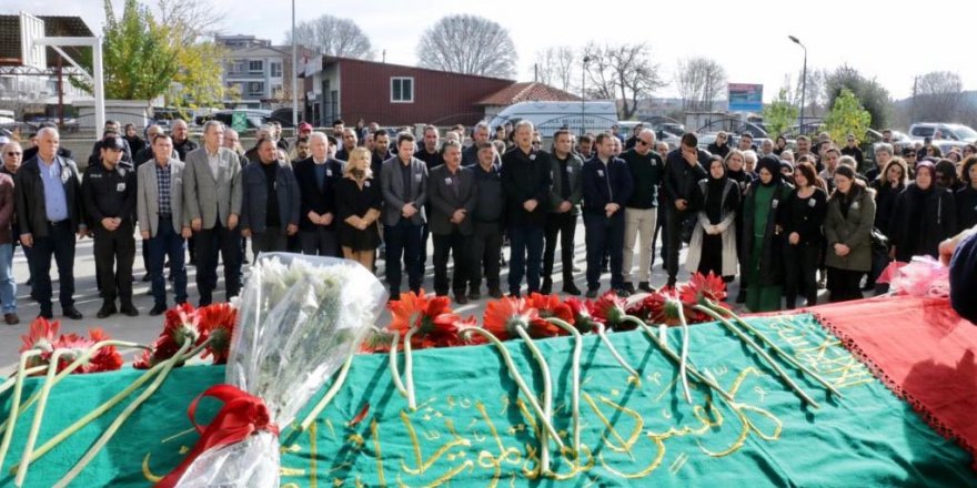 İndiği halk otobüsünün altında kalan Sema öğretmen için okulunda tören