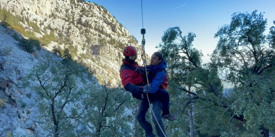 Dağ yürüyüşünde mahsur kalan Rus turistler kurtarıldı