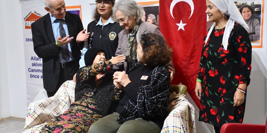 Alzheimer hastalığını tiyatro ile anlattılar