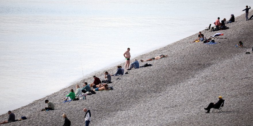 Antalya'da tatilciler, aralıkta güneşin keyfini çıkardı