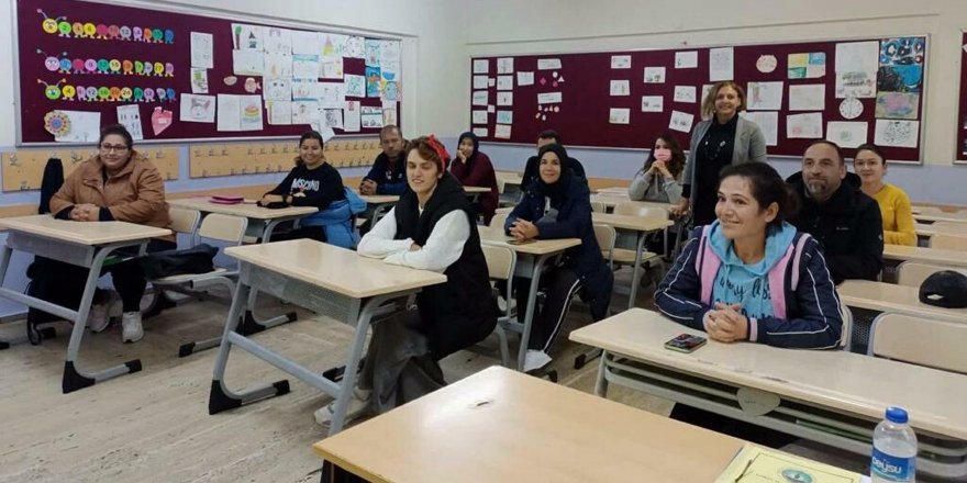 Muğla'da veliler, aile okulu eğitimleriyle destekleniyor