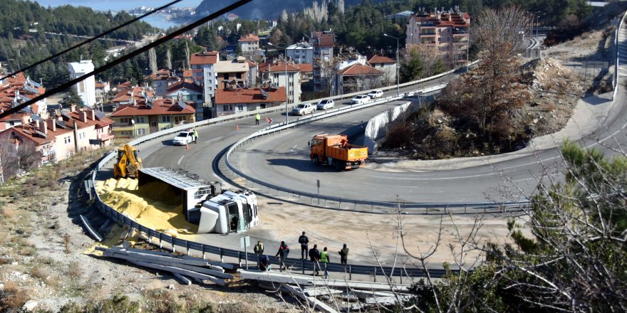 Mısır ezmesi yüklü TIR devrildi