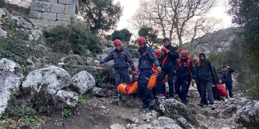 Antik kentin surlarından düşen Rus turistin ayağı kırıldı