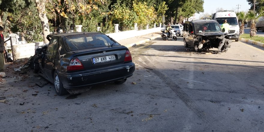 Otomobille çarpışan hafif ticari aracın motoru yerinden çıktı: 5 yaralı