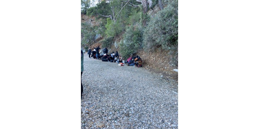 Yunan adasına kaçma hazırlığındaki 57 kaçak göçmen yakalandı