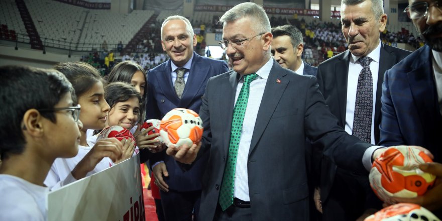 Spor malzemeleri çocuklarla buluştu