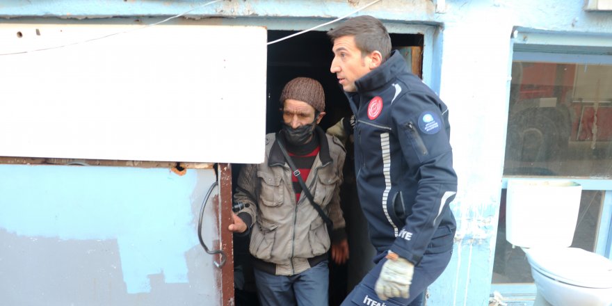 Depoda mahsur kaldı, itfaiye kurtardı
