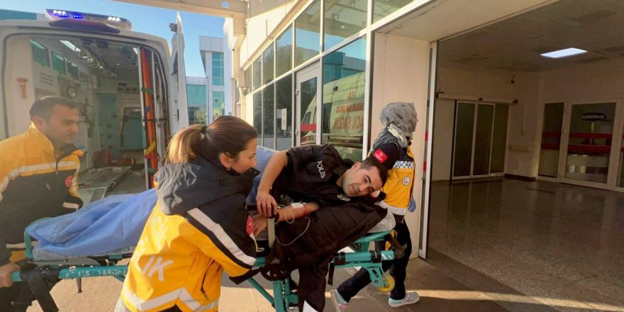 İhbarla gelen polis memurunu bacağından bıçakladı