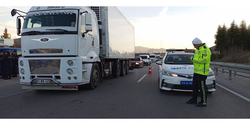 Yolda otomobilin çarptığı yaşlı kadın öldü