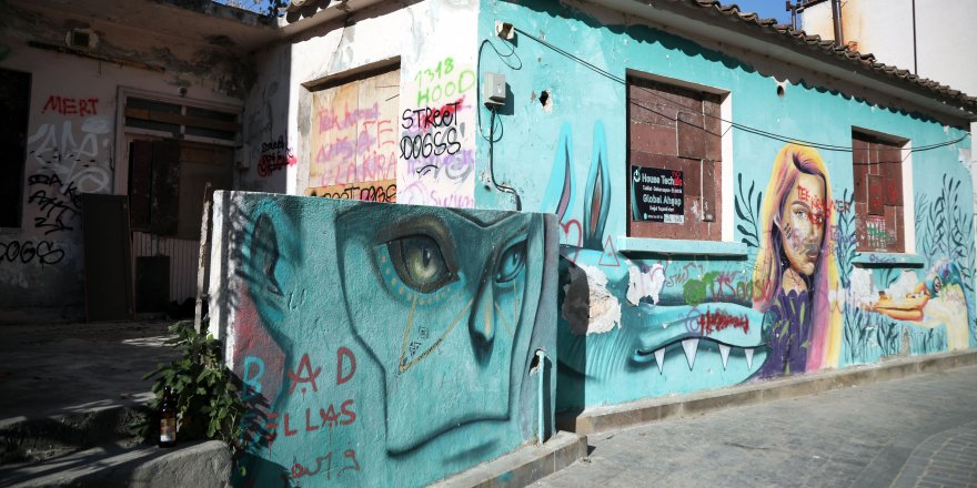 Kaleiçi'nun duvarları yeniden yazı tahtasına döndü