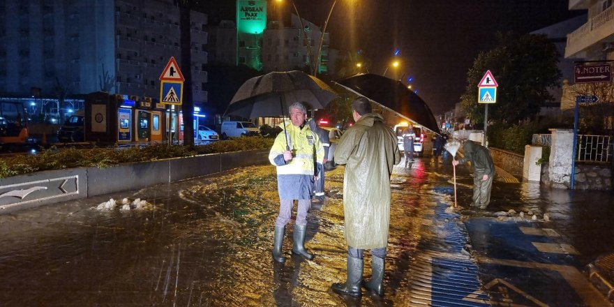 Marmaris'te sağanak yağmur mesaisi