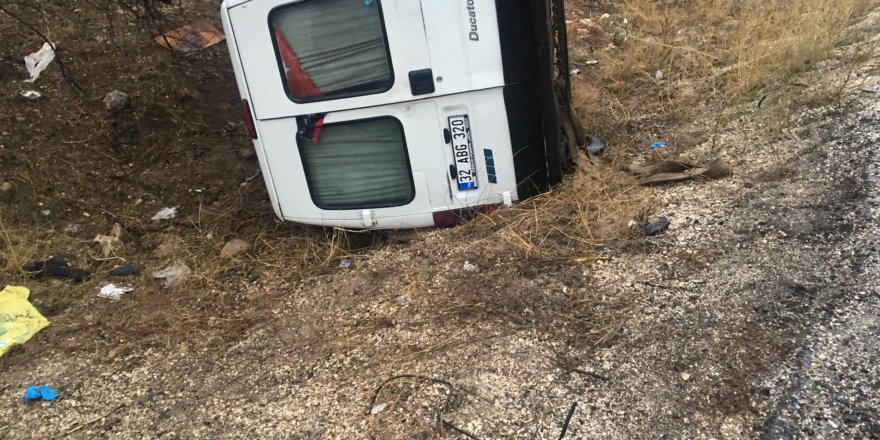 Minibüsle çarpışan otomobildeki çift öldü, 2 yaralı