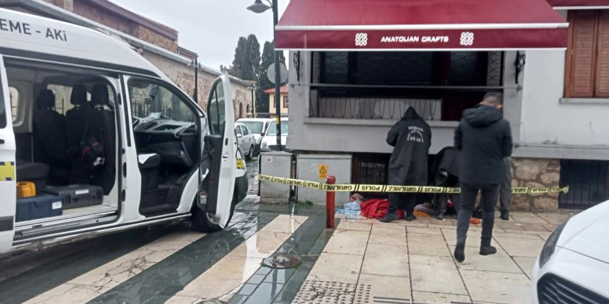 Sokakta erkek cesedi