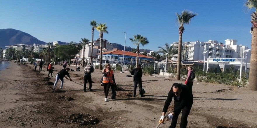 Sahilden 6 traktör römorku dolusu çöp topladılar