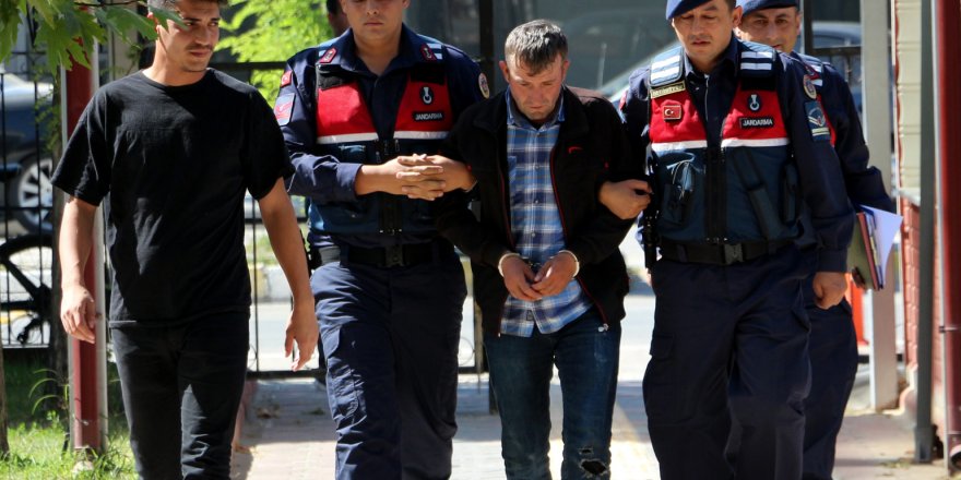 Mahkeme başkanı, eş katilinin 'Emniyeti yanlışlıkla açıldı' dediği tabancayı salona getirtti