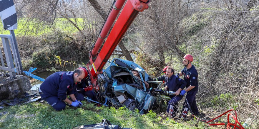 Otomobil, köprü korkuluklarına çarptı; baba öldü, oğlu ağır yaralı