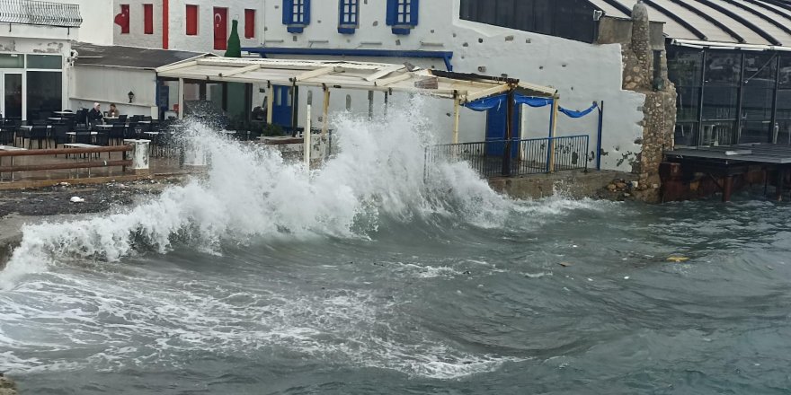 Bodrum'da fırtına; dalgaların boyu 3 metreye ulaştı