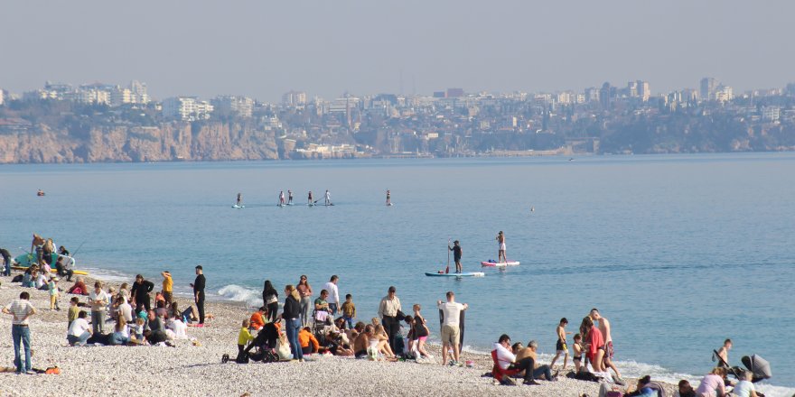 Antalya'da güzel havayı fırsat bilenler sahile akın ettı