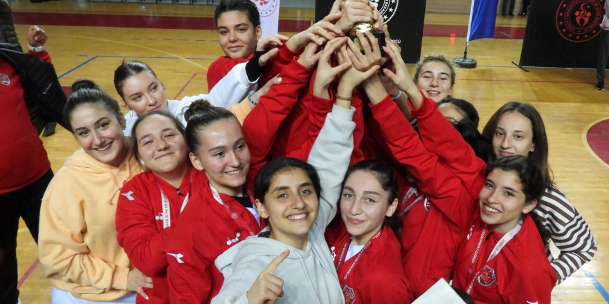 Kepez'in basketbolcu kızları yine şampiyon