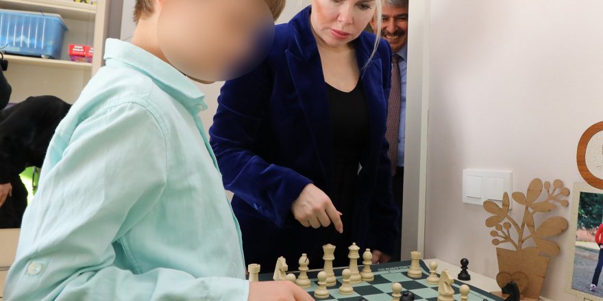 Rektör Özkan, Cem Muhammet'i ziyaret edip, satranç oynadı