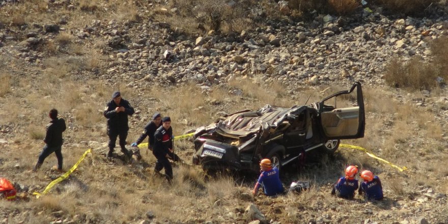Hafif ticari araç 300 metre yükseklikten uçuruma düştü: 1 ölü