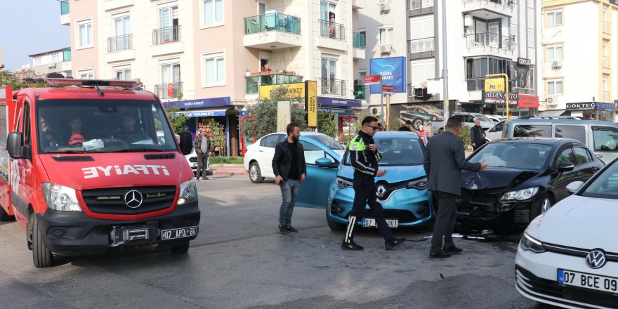 Kazada, otomobilde sıkışan sürücüyü itfaiye çıkardı