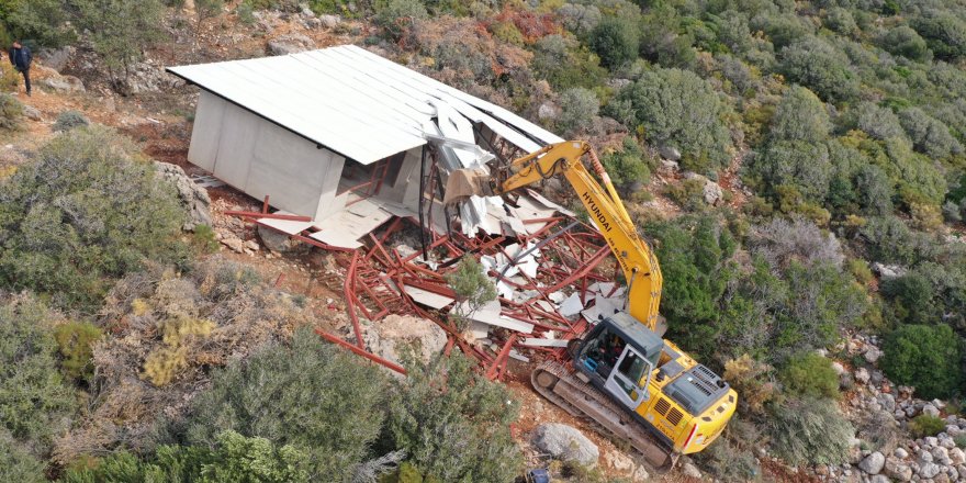 Kaş'ta 5 kaçak yapı yıkıldı