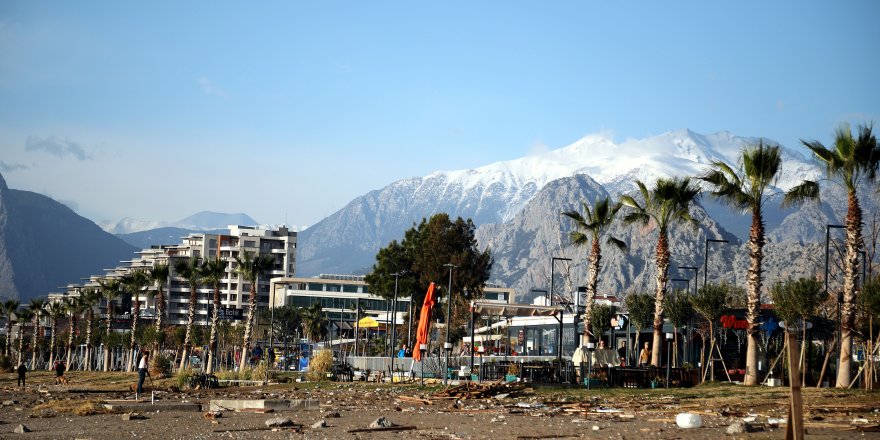 Antalya'da fırtına sonrası sahilde temizlik