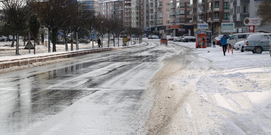 Afyonkarahisar'a yılın ilk karı düştü