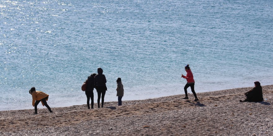 Antalya'da deniz suyu sıcaklığı 18 derece; turistler yüzdü