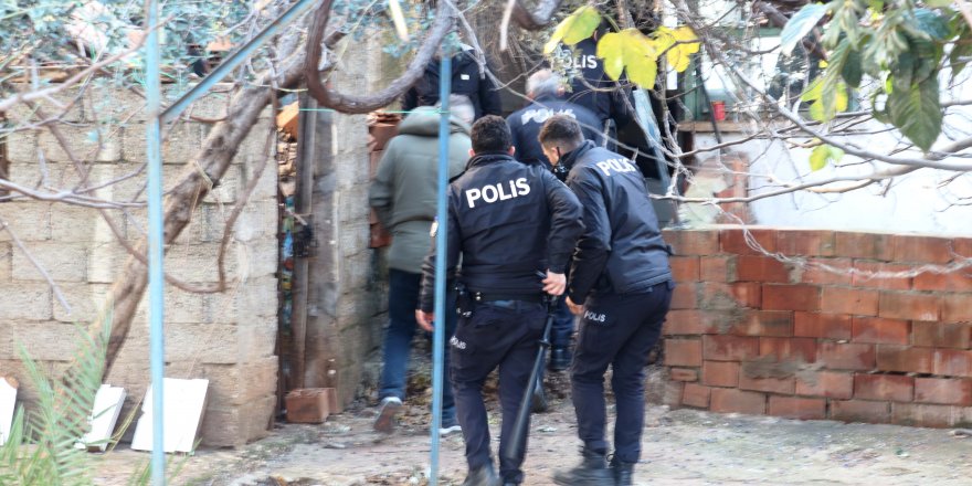 Kendini odaya kilitleyip evi yakacağını söyledi, operasyonla etkisiz hale getirilip yakalandı