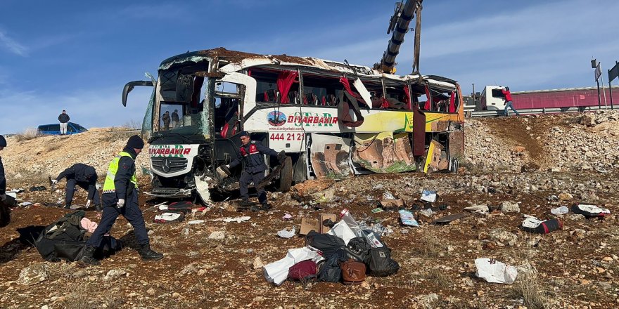 Afyonkarahisar'da yolcu otobüsü devrildi: 8 ölü, 35 yaralı (2)