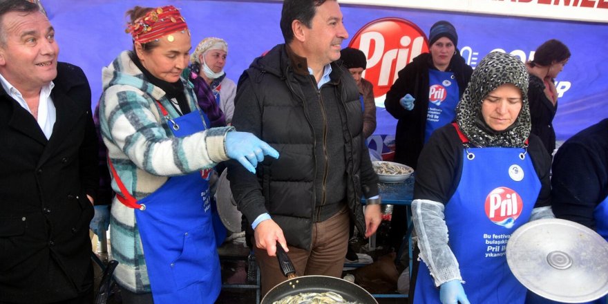 Bodrum'daki festivalde 2,5 ton hamsi pişirilip dağıtıldı