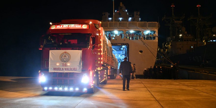 Tıbbi malzemeler ve iş makineleri askeri gemilerle yola çıktı