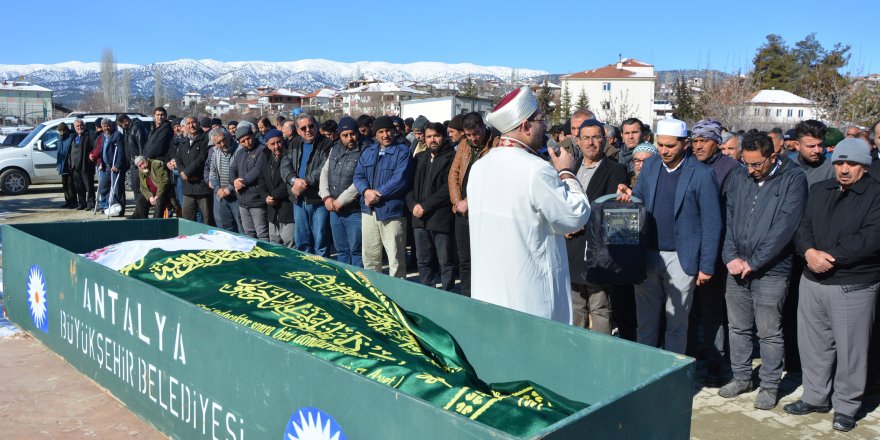 Depremde yaşamını yitiren Ümmühan öğretmen defnedildi