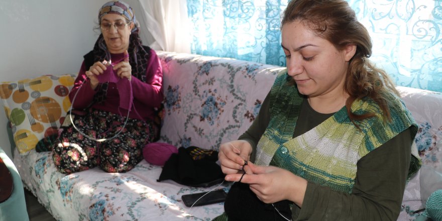 Burdurlu kadınlar depremzedeler için atkı kazak örüyor