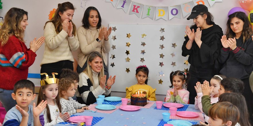 Depremzede çocukların buruk doğum günü