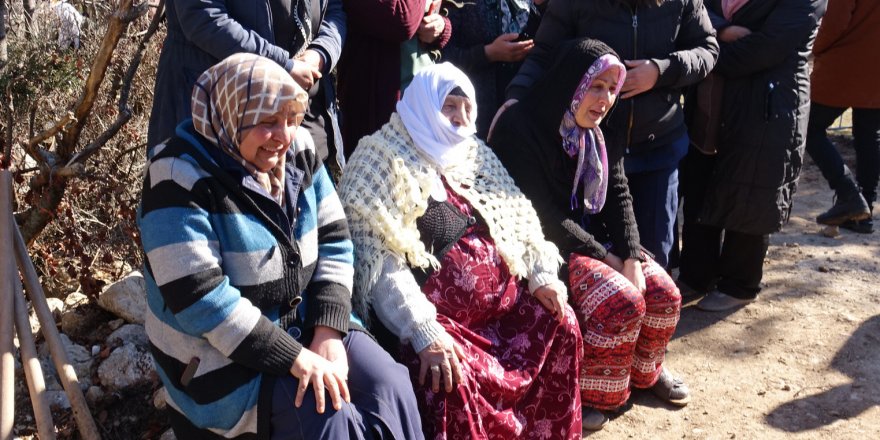 Depremde ölen kızı ve torununu 2 gün arayla toprağa verdi