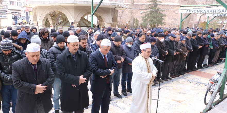 Depremde hayatını kaybedenler için gıyabi cenaze namazı kılındı