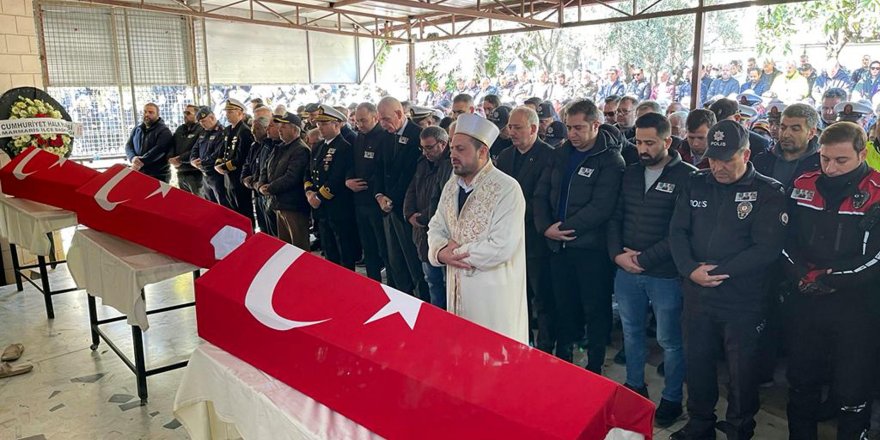 Hatay'da, depremde ölen kadın polis ve iki kızı toprağa verildi