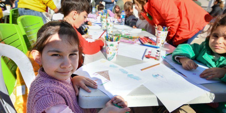 Depremzede çocuklar rengarenk kalemlerle sağlam 'ev' çizdi