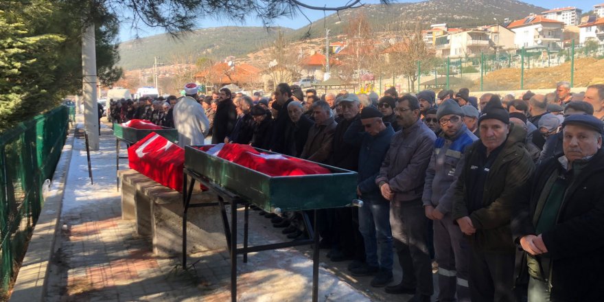 Depremde ölen 3 kardeş toprağa verildi