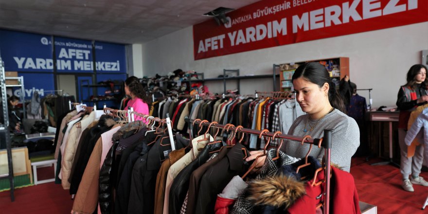 Antalya Büyükşehir Belediyesi depremzedeler için Doğu Garajı Giyim Bankası açtı