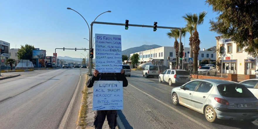 Yardım kampanyasına dikkat çekmek için pankartla karayoluna çıktı