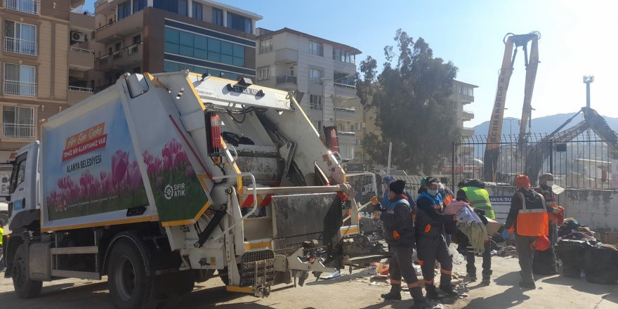 Alanya Belediyesi temizlik ekibi deprem bölgesinde