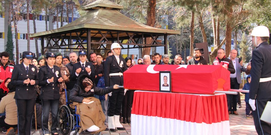 Depremde kaybettiği 3 oğlunun yanına, enkazdan çıkarılan polis eşini de toprağa verdi