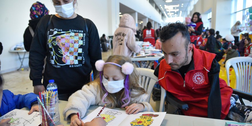 Tekerlekli sandalyesiyle depremzedelerin yardımına koşuyor